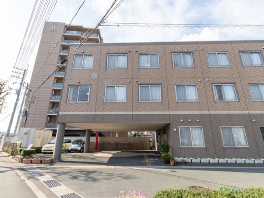 茶色の建物のエントランス
