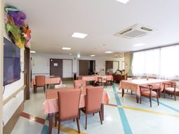 広々明るいダイニング