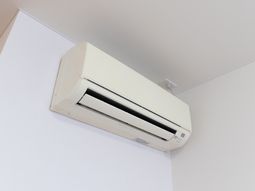 壁掛けエアコン設備