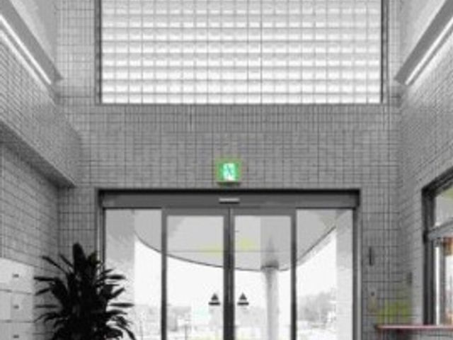 エントランスの開放的空間 エントランス 広々としたエントランスは自然光が心地よく、清潔感のある歓迎空間を提供しています。
