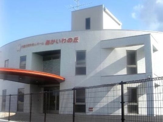白い建物の外観