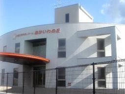 白い壁のモダンな建物