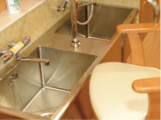 清潔な洗面台とトイレ