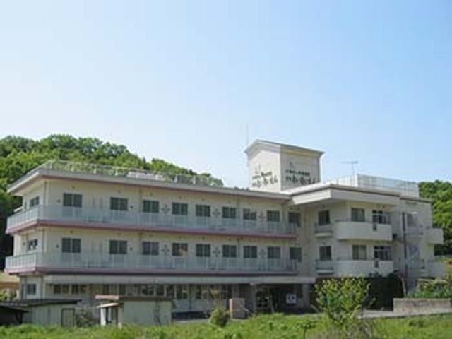三階建ての建物外観 外観 緑に囲まれた三階建ての施設です。明るく静かな環境で、働きやすさが魅力です。