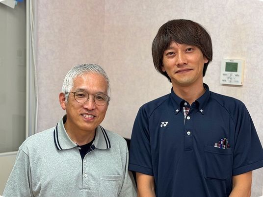 スタッフ2人の室内  