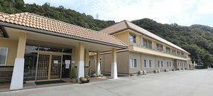 広々とした建物外観