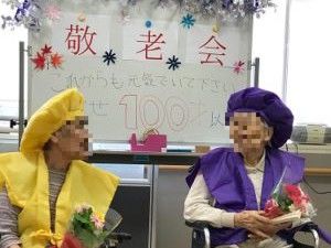 お年寄りと飾りつけ  