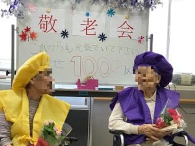 お年寄りと飾りつけ スタッフイメージ   敬老会の楽しいひとときです。お年寄りが笑顔で過ごせる温かい雰囲気が魅力です。