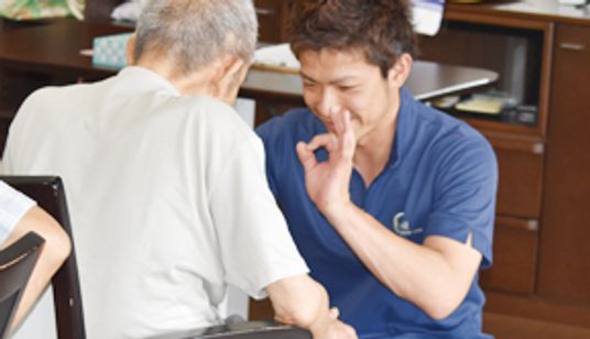 笑顔の交流が見られます、スタッフイメージ