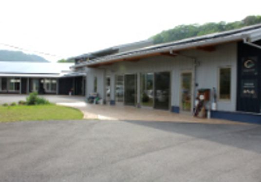 広々とした建物の外観