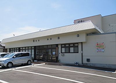 駐車場のある建物外観