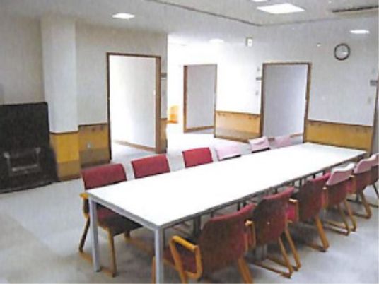 会議室のテーブルと椅子