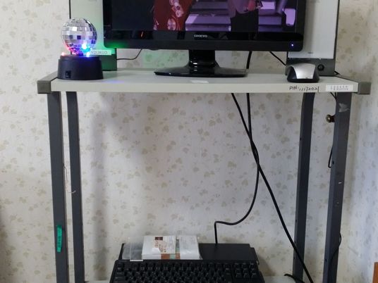 テレビと機器のある室内  