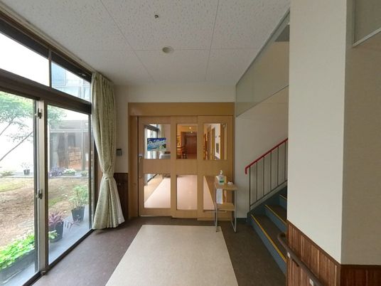 中庭が見える廊下