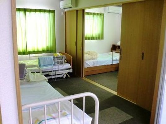 明るい居室の一角