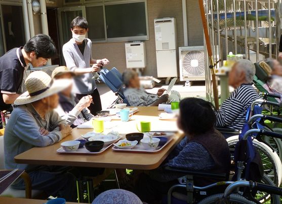 屋外での交流