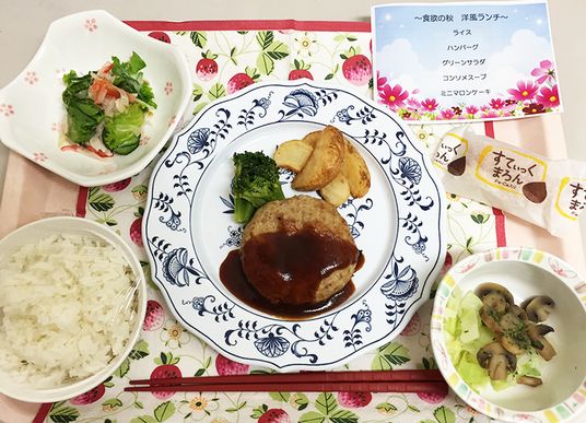 美味しそうな昼食メニューの皿