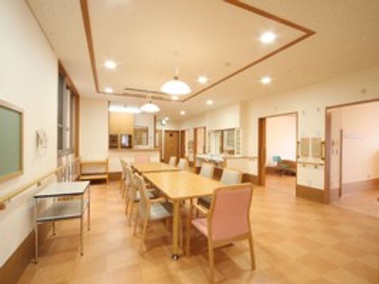 広い食堂の室内  