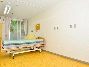 明るい居室の一角  