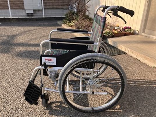 車椅子が置かれた外観  