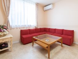 赤いソファのあるリビング