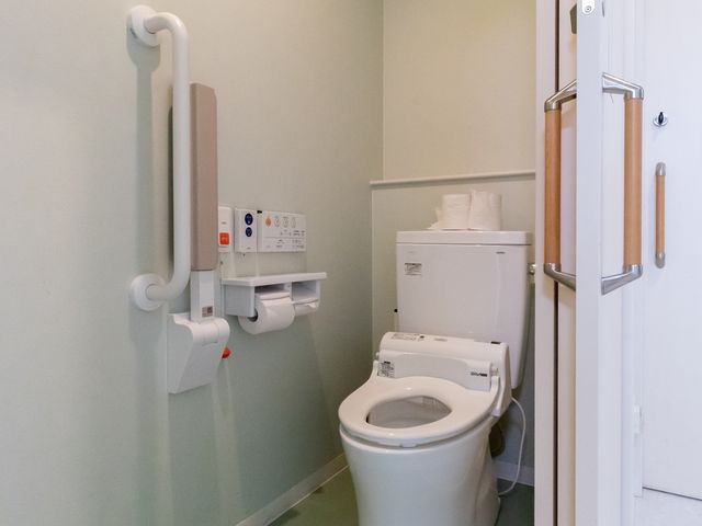 バリアフリー対応トイレ トイレ 手すり付きで安全に配慮されたトイレです。快適にご使用いただけるよう、清潔感が保たれた空間となっています。