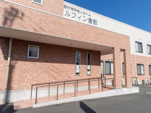 明るいエントランス外観