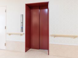 赤い扉のエレベーター入口