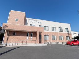 明るい日差しの外観