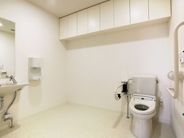 清潔感あるトイレ トイレ 清潔で安全性を考慮したトイレは、手すりも完備されており、安心して利用できる空間です。