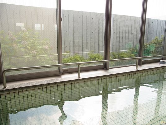 大きな窓のある浴室