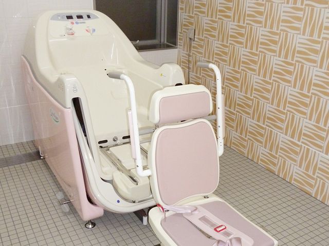 安全に配慮した浴室 浴室 ゆったりとしたスペースに設置された入浴用椅子は、安全で快適なケアをサポートします。