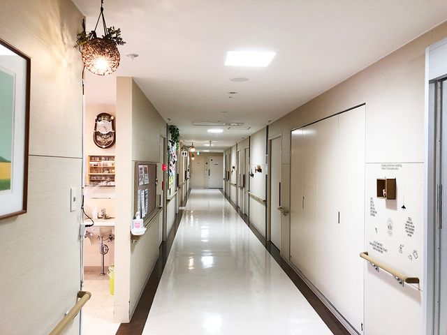 明るい廊下 廊下 明るい光が差し込む通路では、落ち着いた雰囲気が感じられます。スタッフの移動もスムーズです。