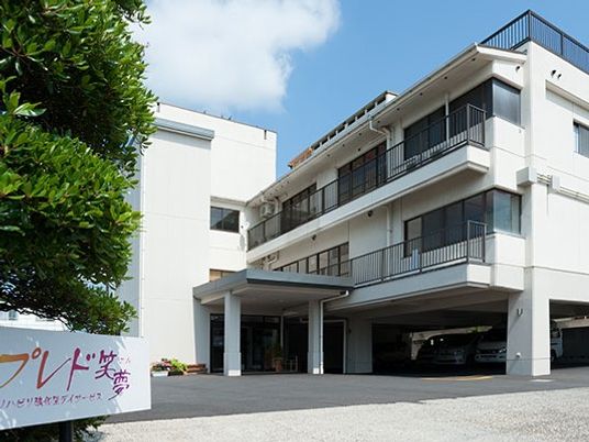 白い建物の外観
