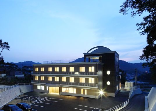 夕暮れ時の外観