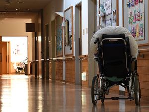 車椅子が置かれた廊下  