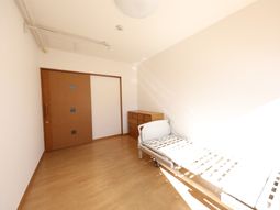 明るい居室の一角