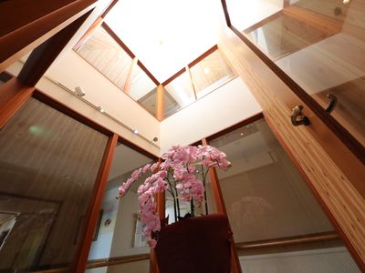 天井高い落ち着いた玄関