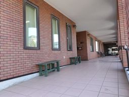 赤レンガ造りの廊下