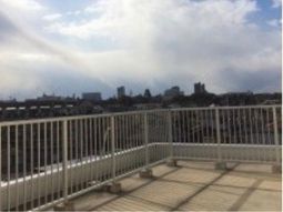 都市の眺望を望むテラス
