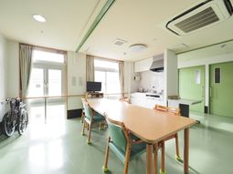 車椅子のある明るい空間