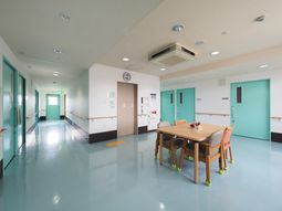 明るい廊下の一角