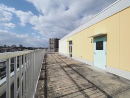 明るい外観のテラス