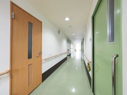 清潔な長い廊下の様子