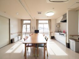 明るい居室の様子