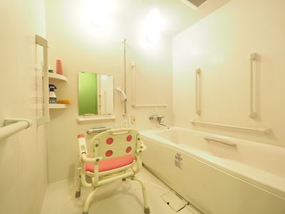バリアフリー設計の浴室