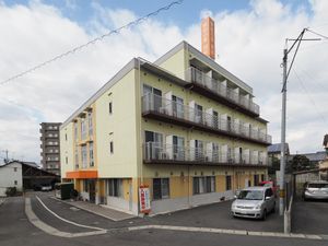 黄色い外壁の建物外観