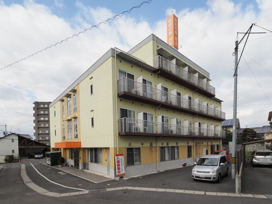 黄色い外壁の建物外観