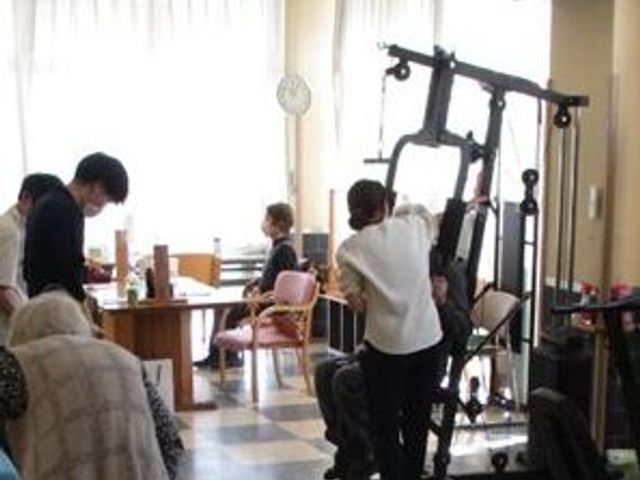 機能訓練室 機能訓練室 広々とした訓練スペースで、スタッフと一緒に安心してリハビリに取り組めます。自然光が差し込む明るい環境です。