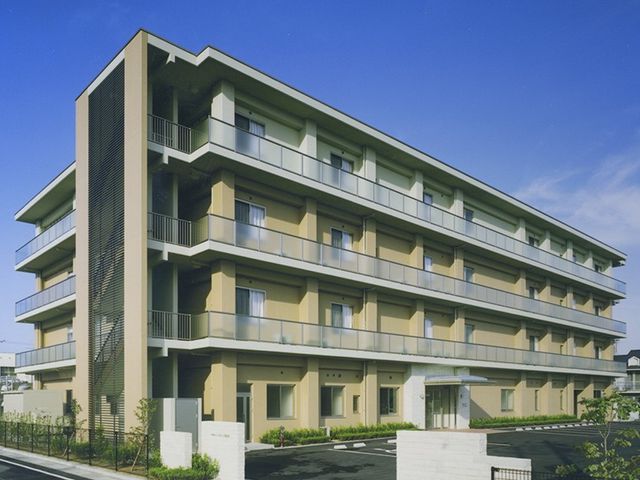 清潔感のある施設外観 外観 清潔感漂う建物は、明るく落ち着いた印象を与え、居心地の良い日々を過ごせる空間です。